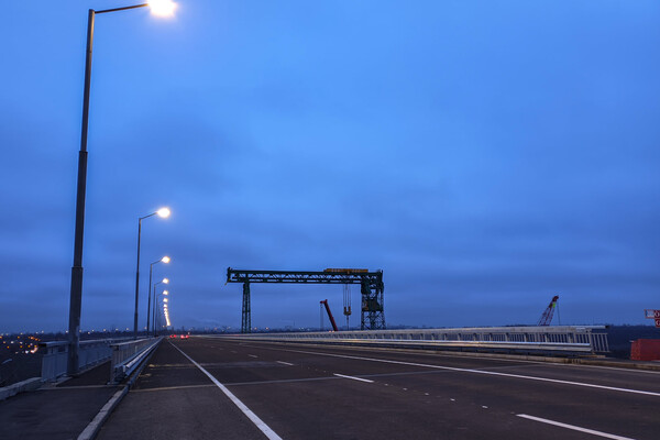 Пользуется спросом: на запорожском мосту кипит жизнь (фото) фото 2