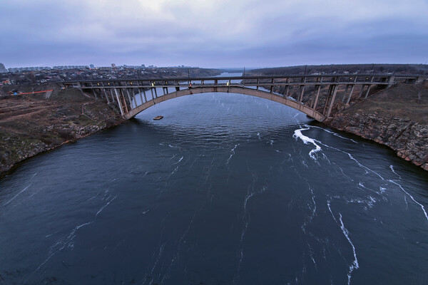 Пользуется спросом: на запорожском мосту кипит жизнь (фото) фото 3