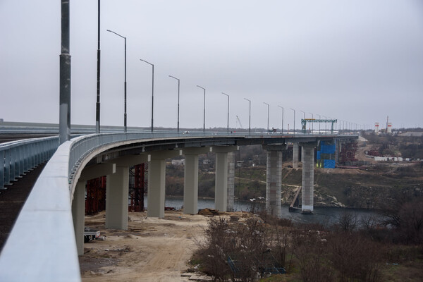 Пользуется спросом: на запорожском мосту кипит жизнь (фото) фото 4