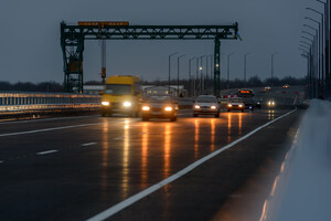 Пользуется спросом: на запорожском мосту кипит жизнь (фото) фото 5