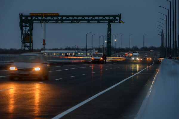 Пользуется спросом: на запорожском мосту кипит жизнь (фото) фото 8