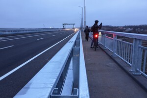 Пользуется спросом: на запорожском мосту кипит жизнь (фото) фото 9