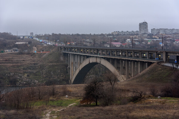 Пользуется спросом: на запорожском мосту кипит жизнь (фото) фото 13