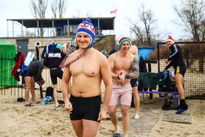 Впервые в этом году: запорожские &quot;моржи&quot; устроили заплыв на Центральном пляже фото 3