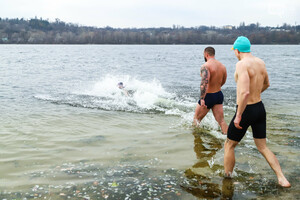 Впервые в этом году: запорожские &quot;моржи&quot; устроили заплыв на Центральном пляже фото 6