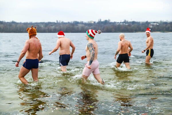 Впервые в этом году: запорожские &quot;моржи&quot; устроили заплыв на Центральном пляже фото 7