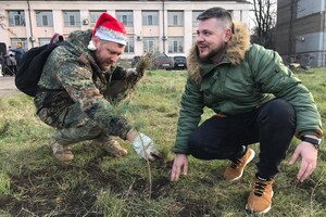 Вместо сломанных деревьев: в сквере Яланского высадили Рождественскую аллею (фото) фото 24