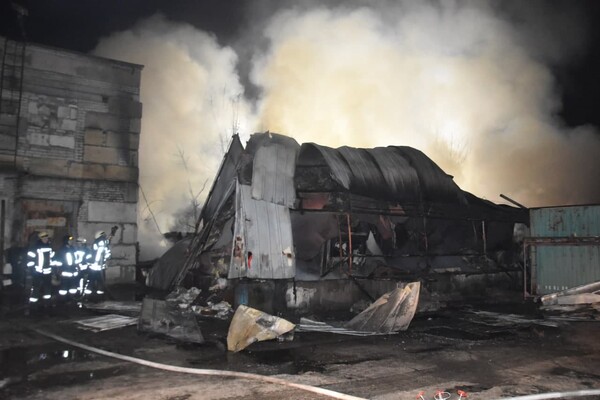 Жаркая ночь: в Одессе сгорел деревянный ангар с грузовиком фото 1