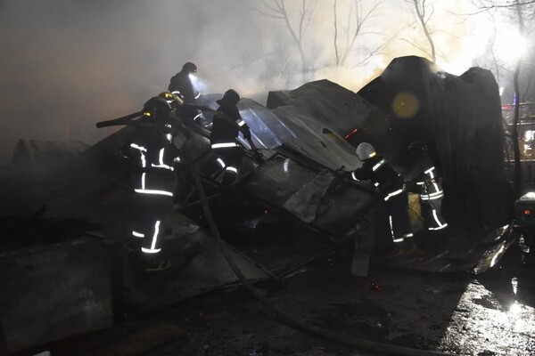 Жаркая ночь: в Одессе сгорел деревянный ангар с грузовиком фото 2