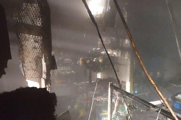 На Рекордной сгорел магазин стройматериалов: пожар тушили 34 спасателя (обновлено) фото 4
