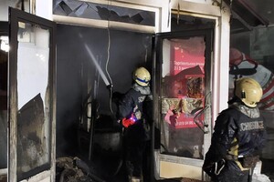 На Рекордной сгорел магазин стройматериалов: пожар тушили 34 спасателя (обновлено) фото 7