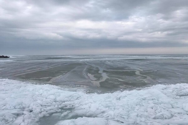 Полюбуйтесь: как выглядит Азовское море в &quot;ледовом плену&quot; фото 1