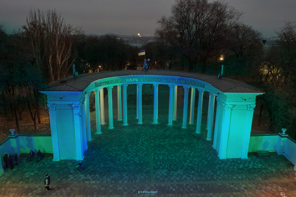 Красота: при входе в парк Шевченко подсветили колоннаду (фото) фото 1