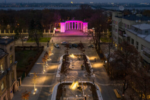 Красота: при входе в парк Шевченко подсветили колоннаду (фото) фото 4