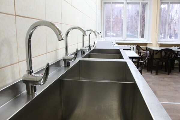 С кухней и душевыми: в Запорожье открыли центр для бездомных людей фото 2