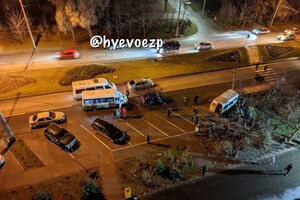 На Бородинском маршрутка с пассажирами влетела в столб: есть пострадавшие (видео) фото 2