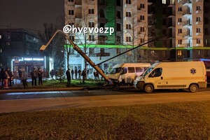 На Бородинском маршрутка с пассажирами влетела в столб: есть пострадавшие (видео) фото 3