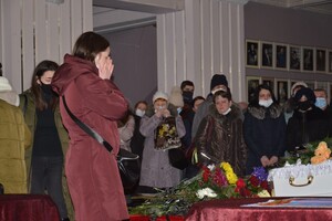 Провели в последний путь: в Запорожье попрощались с погибшей во время пожара врачом фото 1