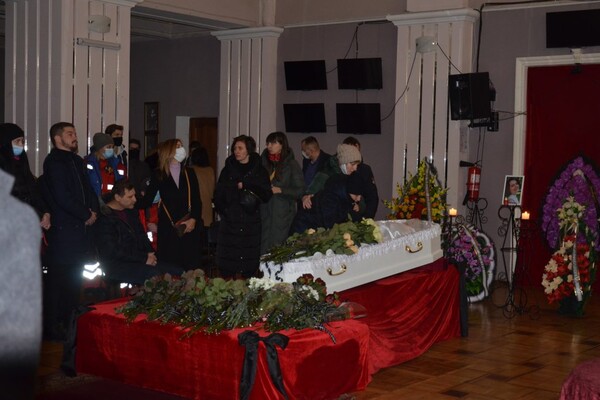 Провели в последний путь: в Запорожье попрощались с погибшей во время пожара врачом фото 3