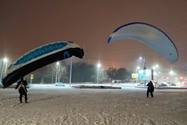 Необычный досуг: запорожские экстремалы пытались летать над городом на парапланах  фото