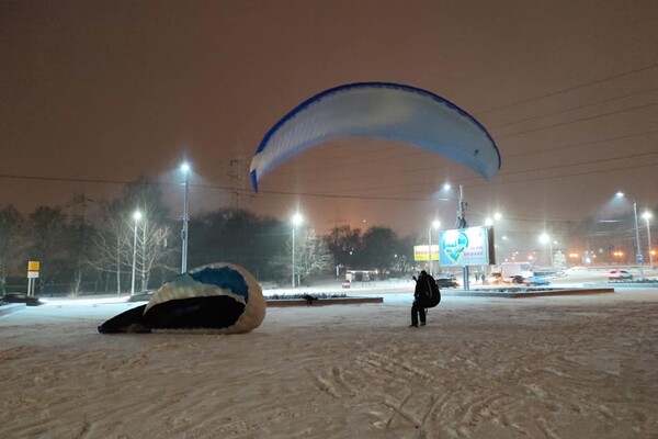 Необычный досуг: запорожские экстремалы пытались летать над городом на парапланах  фото 1