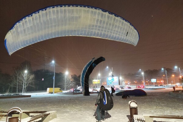 Необычный досуг: запорожские экстремалы пытались летать над городом на парапланах  фото 2