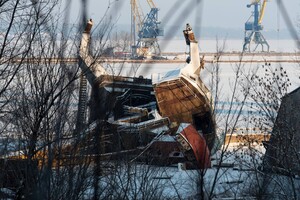 В запорожском речпорту рухнул кран: подробности случившегося фото 2