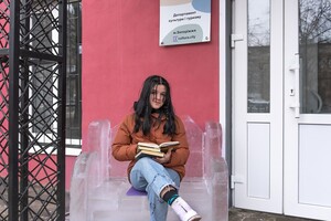 Успейте сделать фото: около запорожских библиотек появились кресла из льда фото 4