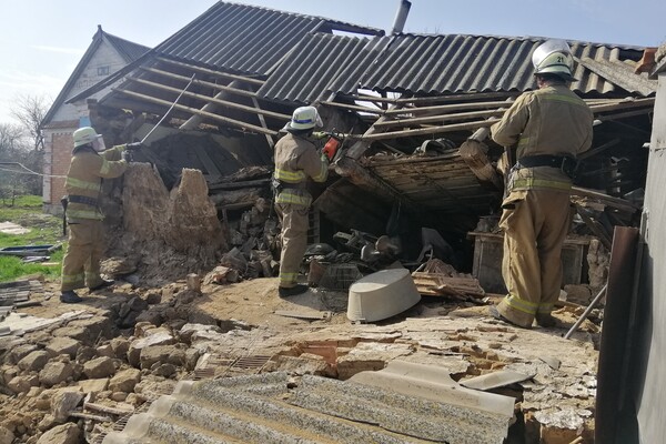 Пострадал владелец: в Запорожской области рухнул дом (фото) фото 2