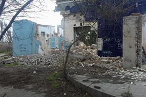 &quot;Мертвое место среди живых людей&quot;: на Правом берегу здание ДК превратилось в руины фото 6