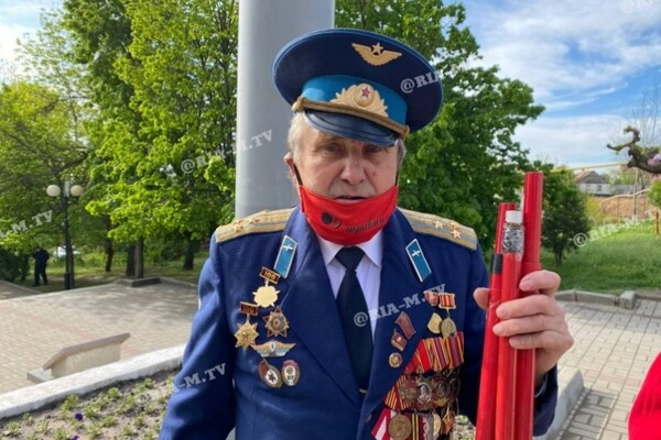 Несмотря на запрет: под Запорожьем мужчина хотел отпраздновать День Победы с красными флагами фото