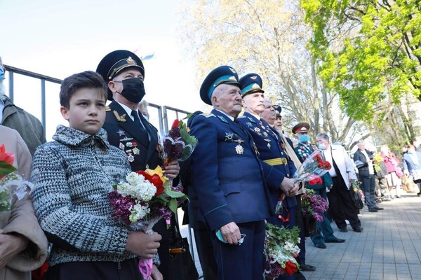С цветами и ветеранами: как отметили День Победы в Запорожье фото