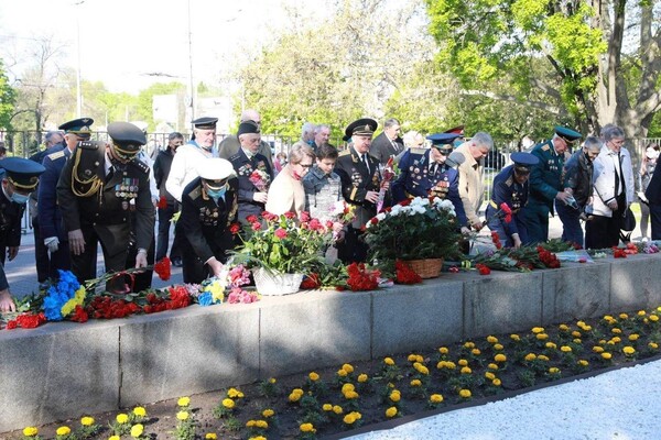 С цветами и ветеранами: как отметили День Победы в Запорожье фото 1