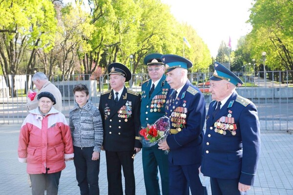 С цветами и ветеранами: как отметили День Победы в Запорожье фото 2