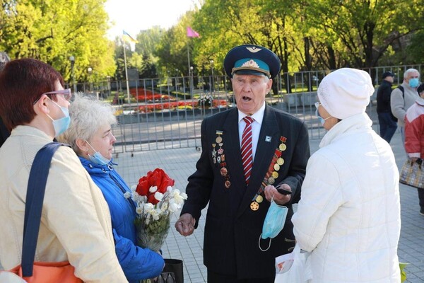 С цветами и ветеранами: как отметили День Победы в Запорожье фото 3