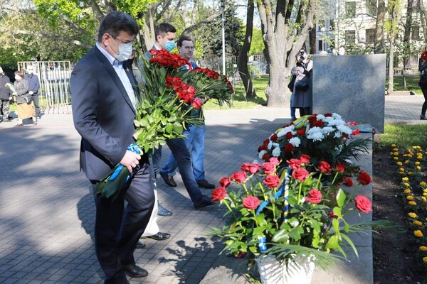 С цветами и ветеранами: как отметили День Победы в Запорожье фото 4