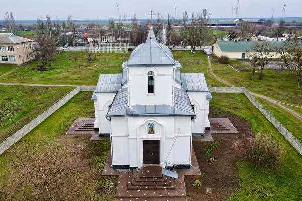 Окунитесь в историю: в Запорожской области тела умерших хранили в погребе храма фото 9