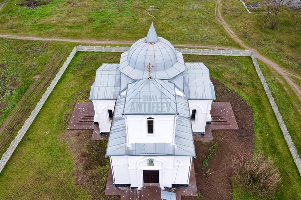 Окунитесь в историю: в Запорожской области тела умерших хранили в погребе храма фото 10