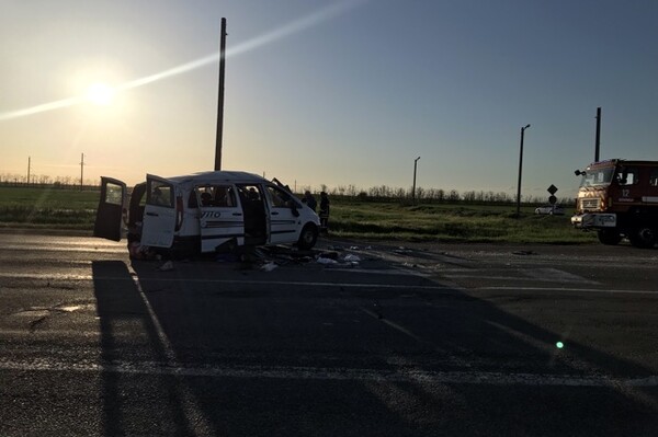 Под Бердянском в микроавтобус влетела легковушка: шестеро пострадали, один погиб фото 1