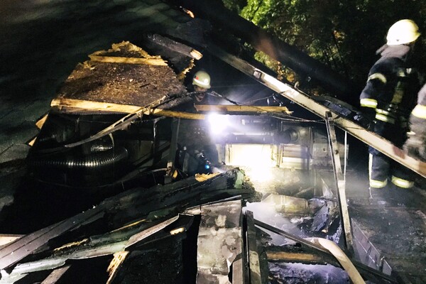 В центре Запорожья горел ресторан: из помещения эвакуировали людей фото 5