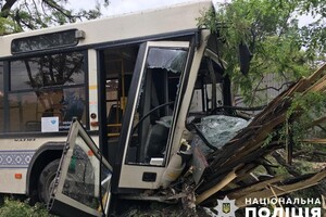 В Запорожье коммунальный автобус врезался в дерево: есть пострадавшие фото 1