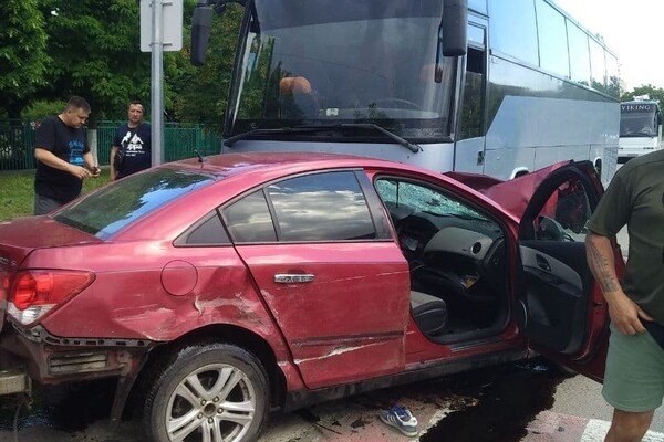 Пьяный водитель влетел в автобус в Приморске: есть пострадавшие фото 5