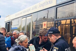 У Запоріжжя приїхала колона евакуйованих із заводу &quot;Азовсталь&quot; у Маріуполі фото 3