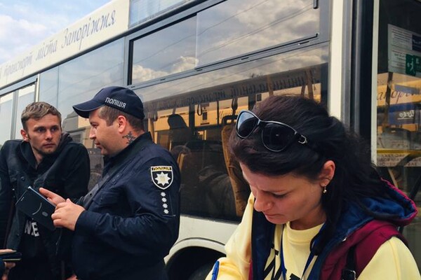 У Запоріжжя приїхала колона евакуйованих із заводу &quot;Азовсталь&quot; у Маріуполі фото 4