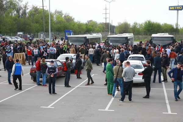 У Запоріжжя приїхала колона евакуйованих із заводу &quot;Азовсталь&quot; у Маріуполі фото 9