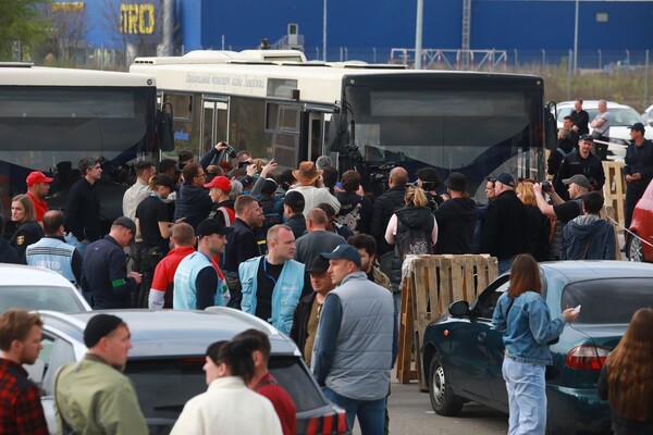 У Запоріжжя приїхала колона евакуйованих із заводу &quot;Азовсталь&quot; у Маріуполі фото 10